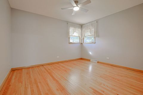 Tiny photo for 475 Courtesy Lane, Des Plaines, IL 60018 (MLS # 12595570)