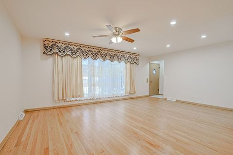 Tiny photo for 475 Courtesy Lane, Des Plaines, IL 60018 (MLS # 12595570)