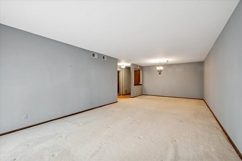 Tiny photo for 1S150 SPRING Road #4L, Oakbrook Terrace, IL 60181 (MLS # 12501748)