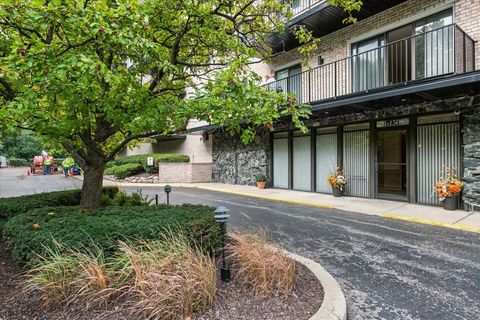 Tiny photo for 1S150 SPRING Road #4L, Oakbrook Terrace, IL 60181 (MLS # 12501748)