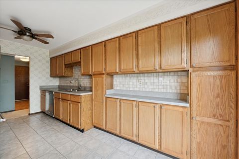 Tiny photo for 1S150 SPRING Road #4L, Oakbrook Terrace, IL 60181 (MLS # 12501748)
