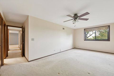 Tiny photo for 1S150 SPRING Road #4L, Oakbrook Terrace, IL 60181 (MLS # 12501748)