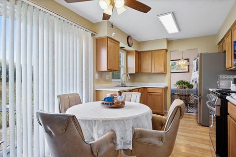 Tiny photo for 10 Barrington Court, Lake In The Hills, IL 60156 (MLS # 12418638)