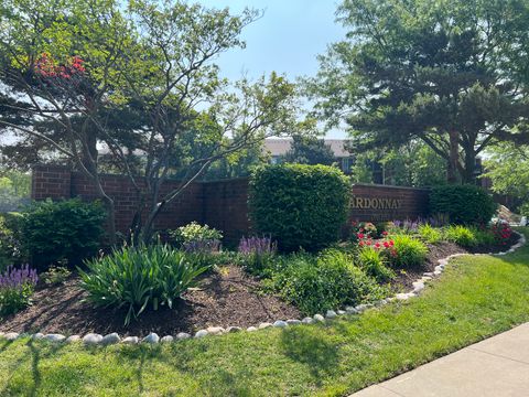 Tiny photo for 805 Leicester Road #320, Elk Grove Village, IL 60007 (MLS # 12525491)