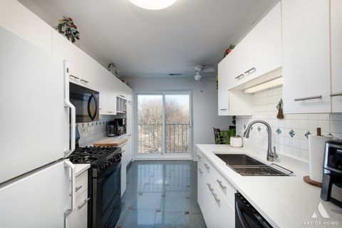 Tiny photo for 805 Leicester Road #320, Elk Grove Village, IL 60007 (MLS # 12525491)