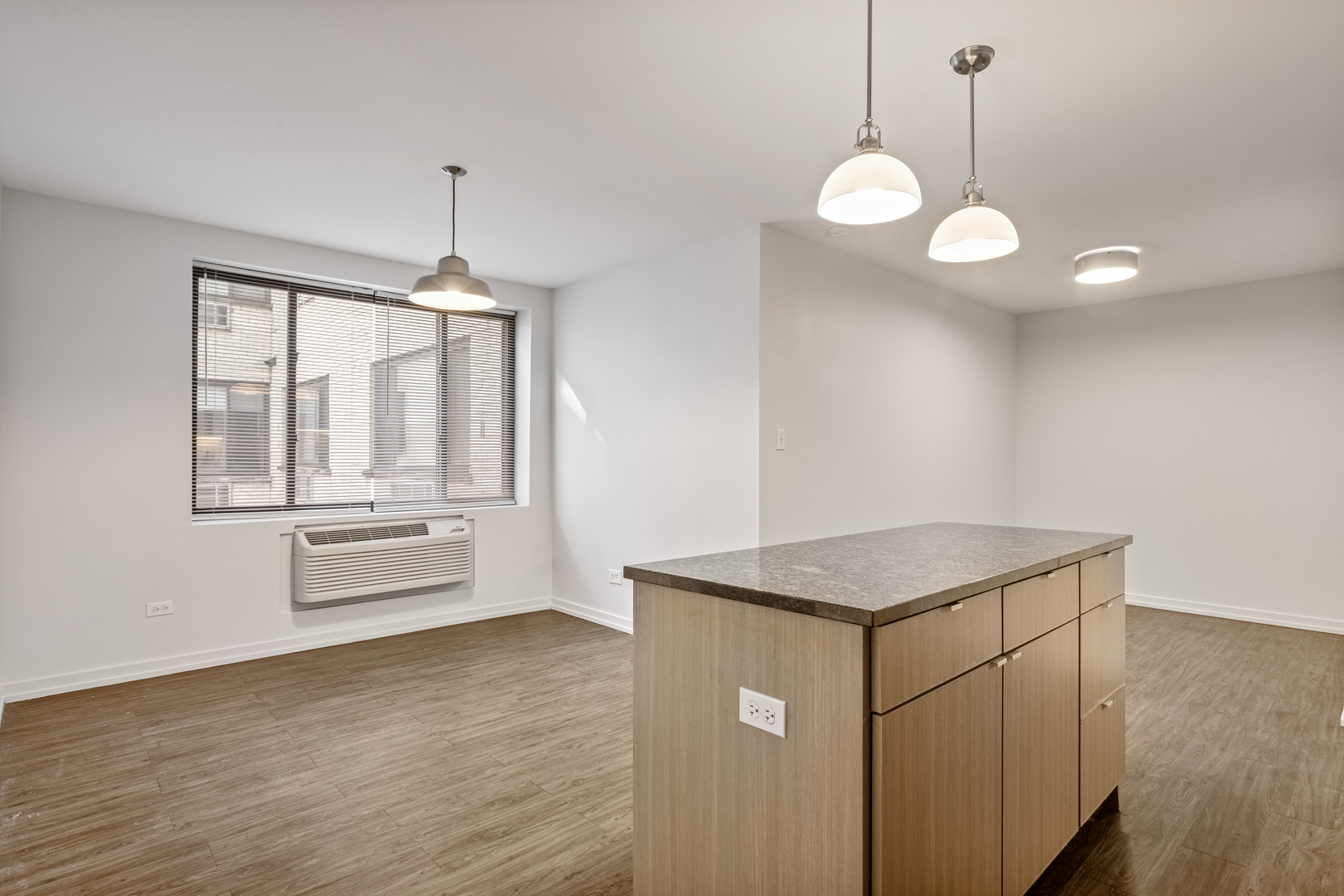 5411 N Winthrop Avenue 216