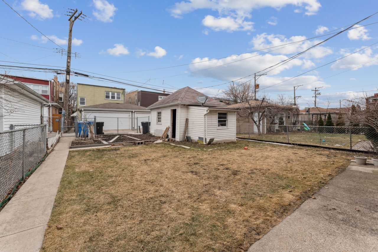 5222 W BERTEAU Avenue