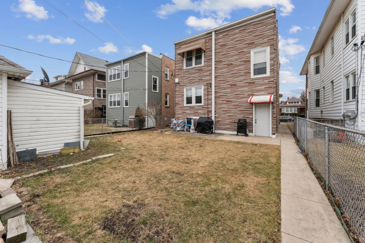 5222 W BERTEAU Avenue