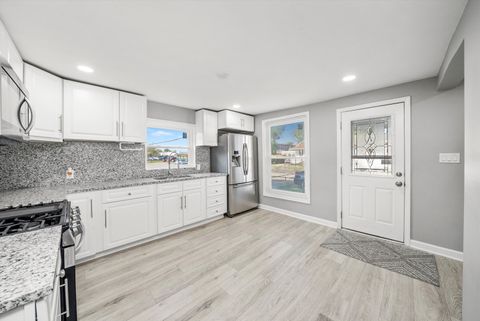 Tiny photo for 572 Middle Avenue, Aurora, IL 60506 (MLS # 12498695)