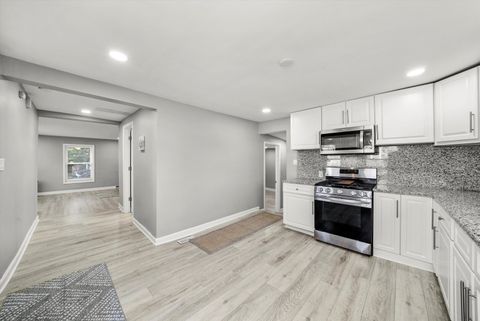 Tiny photo for 572 Middle Avenue, Aurora, IL 60506 (MLS # 12498695)