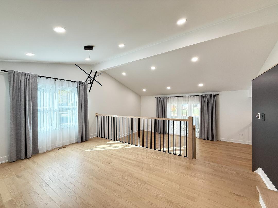 3103 N Wilshire Lane