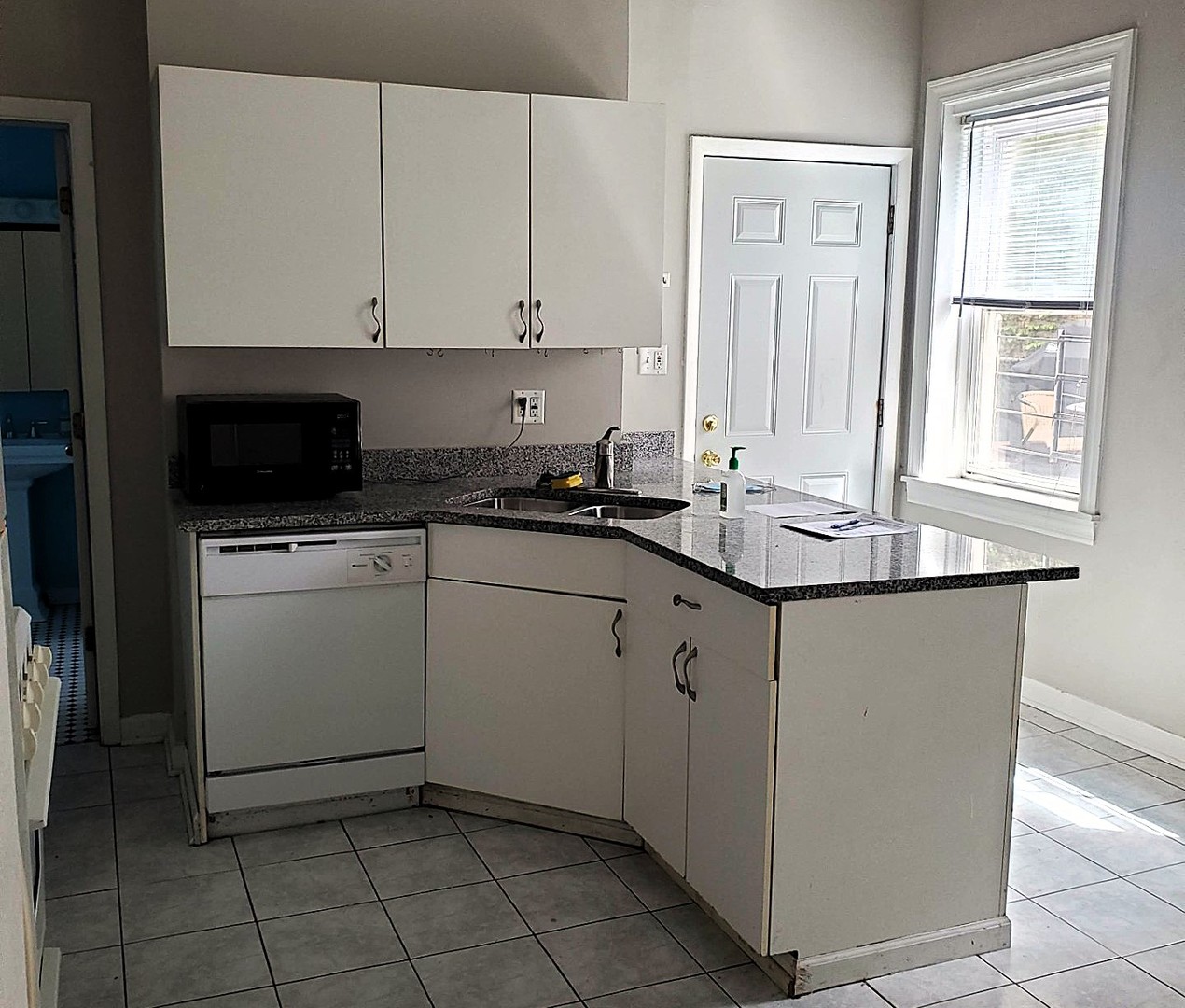 1953 W Roscoe Street