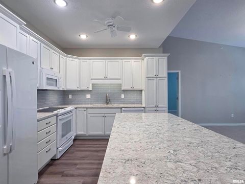 Tiny photo for 2592 MIDDLE Road #313, Bettendorf, IA 52722 (MLS # 12660404)