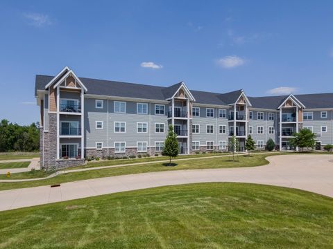 Tiny photo for 2592 MIDDLE Road #313, Bettendorf, IA 52722 (MLS # 12660404)