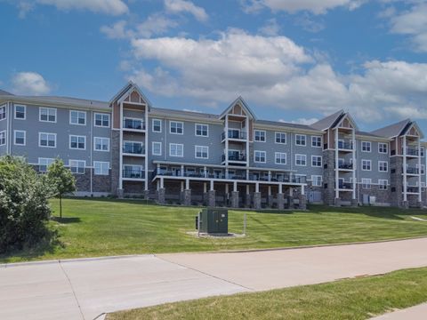 Tiny photo for 2592 MIDDLE Road #313, Bettendorf, IA 52722 (MLS # 12660404)