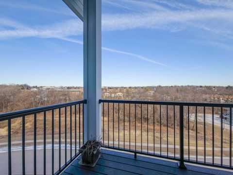 Tiny photo for 2592 MIDDLE Road #313, Bettendorf, IA 52722 (MLS # 12660404)