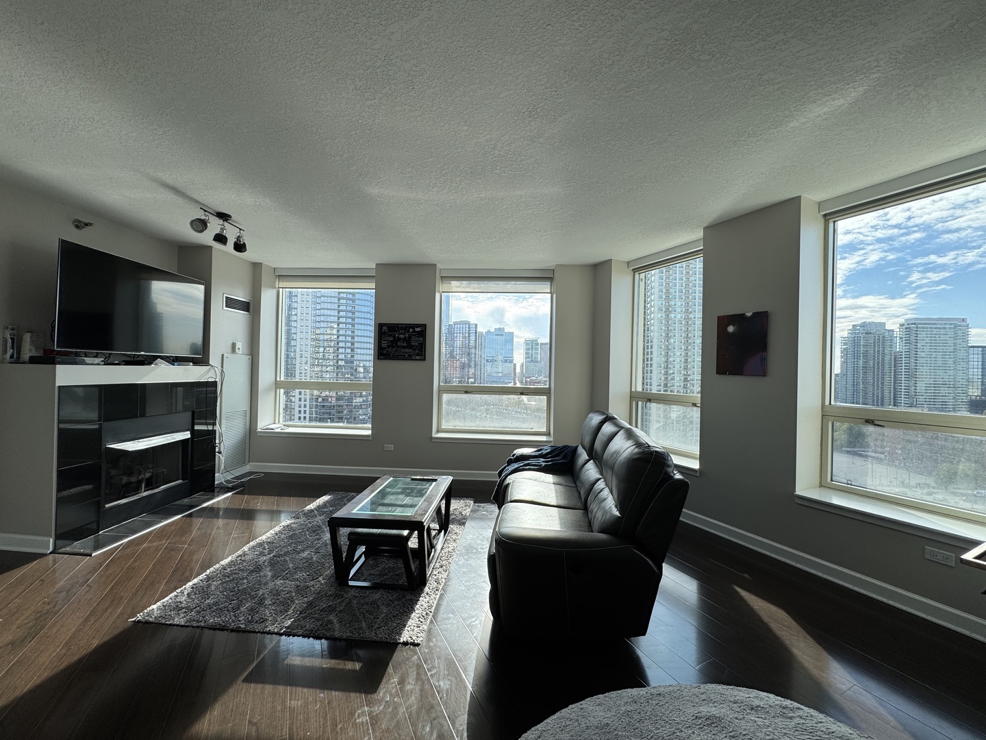 600 N Kingsbury Street 1602