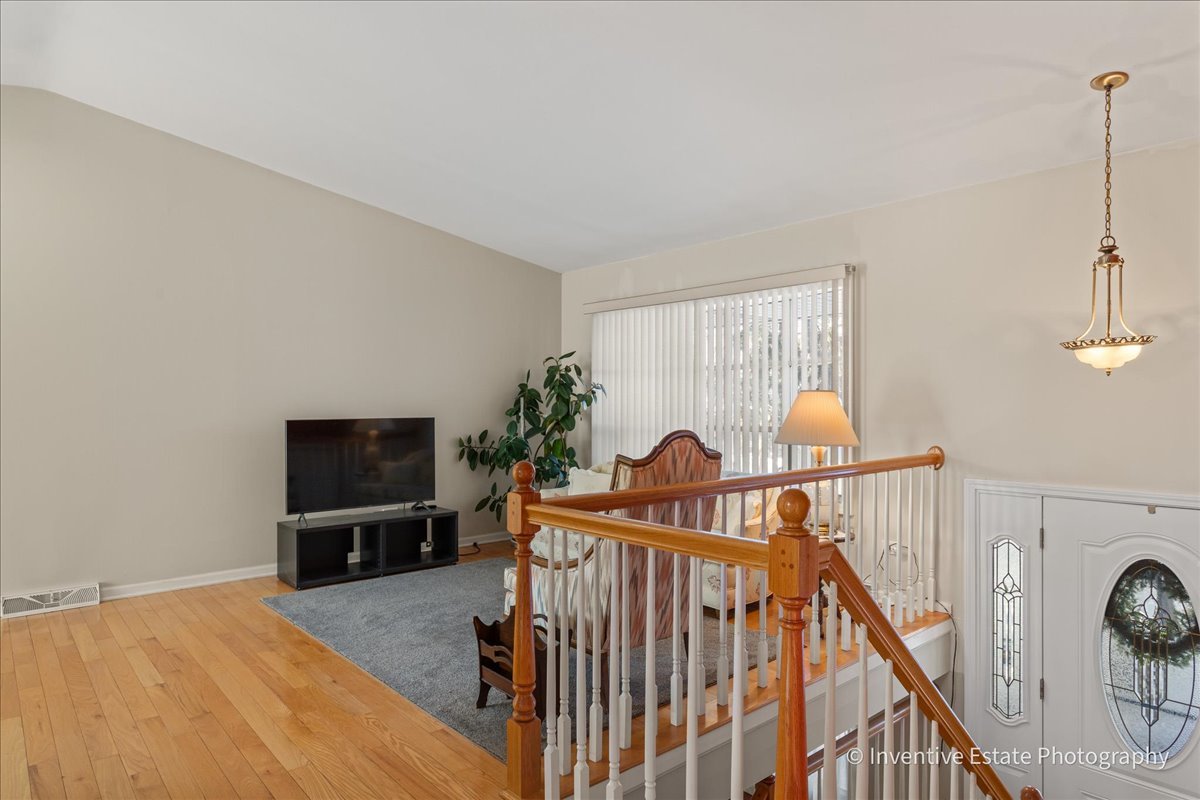 17W645 Lorraine Avenue