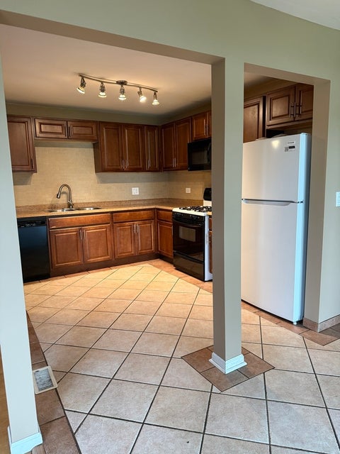 Tiny photo for 227 Lakeshore Lane, Bloomingdale, IL 60108 (MLS # 12726893)