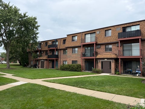 Photo of 495 Mchenry Road #1B, Wheeling, IL 60090 (MLS # 12764446)