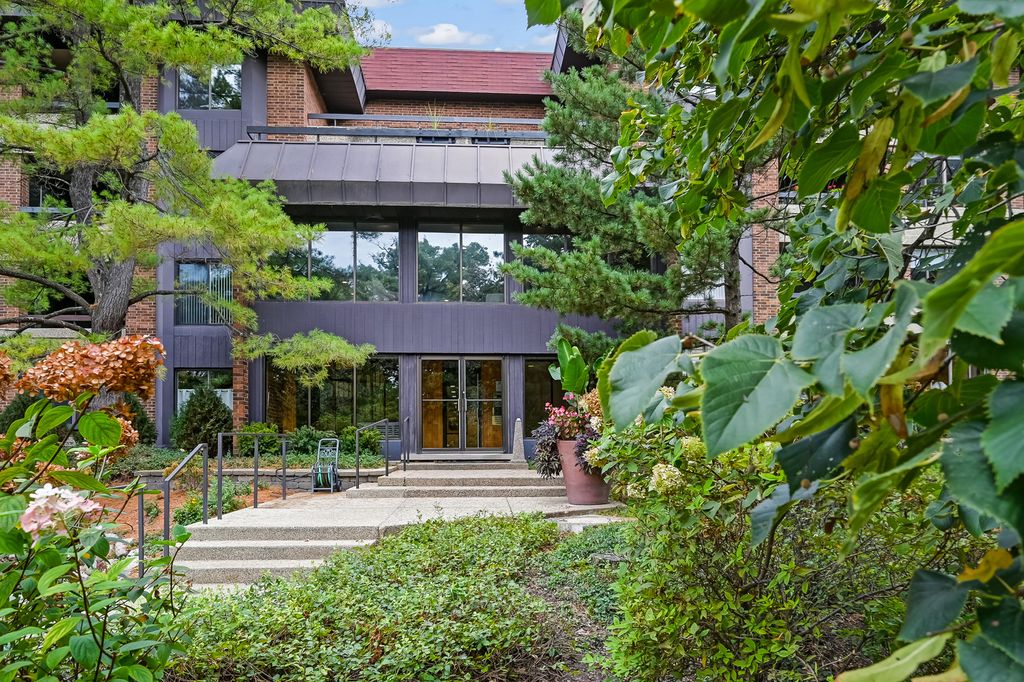 Photo for 1409 Burr Oak Road #111A, Hinsdale, IL 60521 (MLS # 12494436)