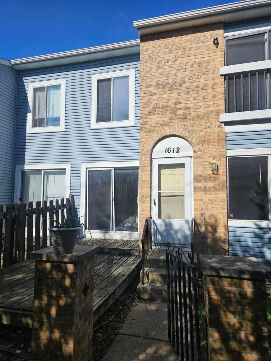 Photo for 1612 ISLANDVIEW Court, Hoffman Estates, IL 60169 (MLS # 12503829)