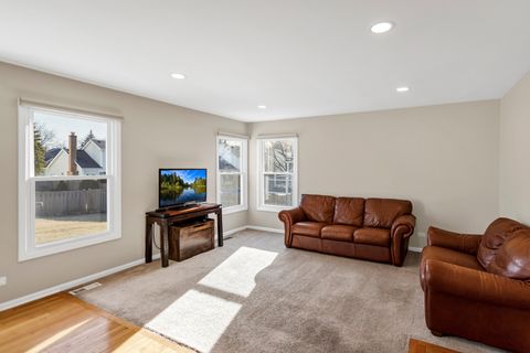 Tiny photo for 460 Hunters Way, Fox River Grove, IL 60021 (MLS # 12501835)