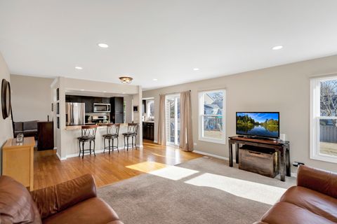 Tiny photo for 460 Hunters Way, Fox River Grove, IL 60021 (MLS # 12501835)