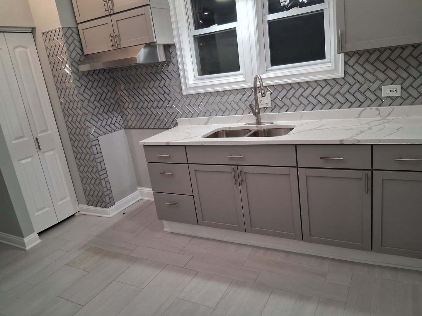 8716 S MARQUETTE Avenue