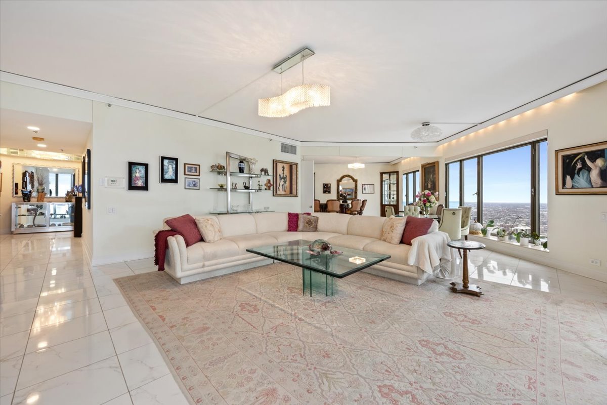 950 N Michigan Avenue 4303