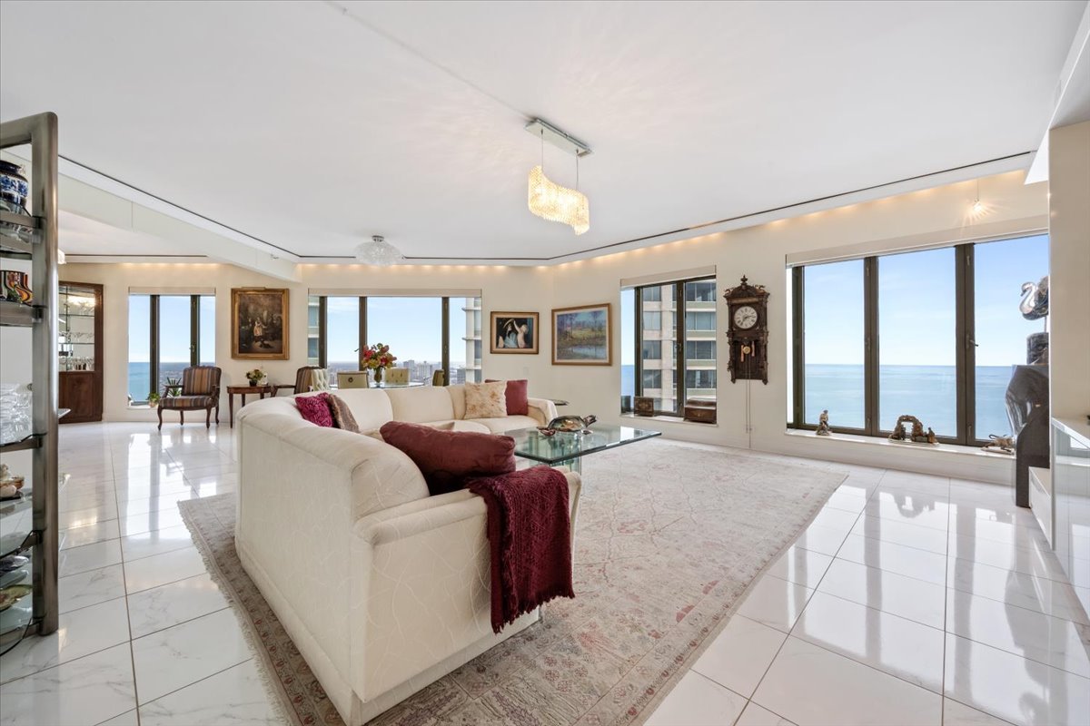 950 N Michigan Avenue 4303