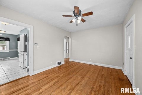 Tiny photo for 2918 11TH Avenue #B, Moline, IL 61265 (MLS # QC4269623)