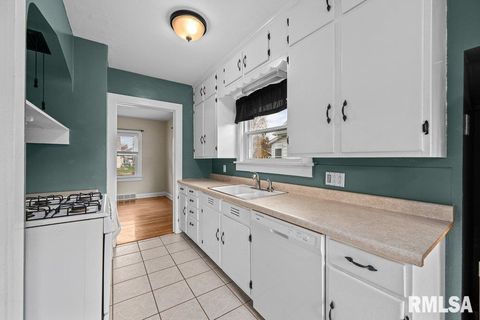 Tiny photo for 2918 11TH Avenue #B, Moline, IL 61265 (MLS # QC4269623)