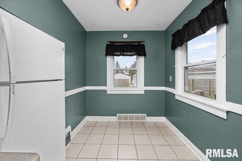 Tiny photo for 2918 11TH Avenue #B, Moline, IL 61265 (MLS # QC4269623)