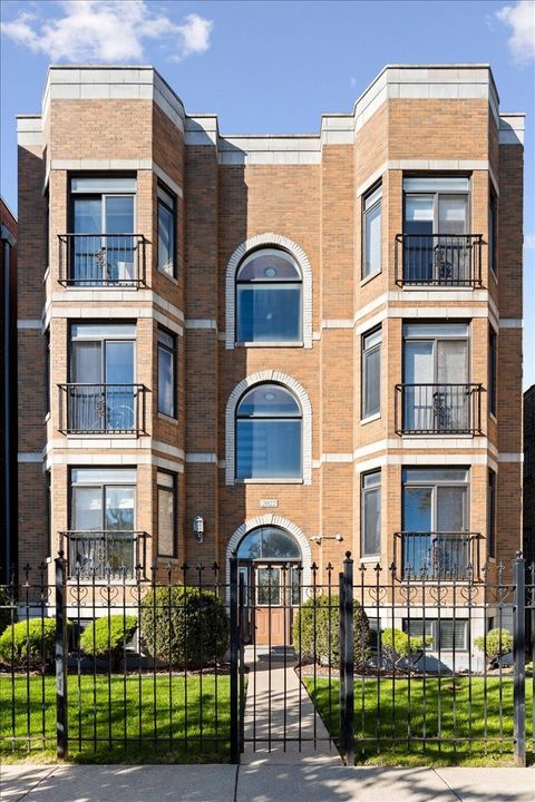 Photo of 2022 N WOOD Street #1S, Chicago, IL 60614 (MLS # 12562273)