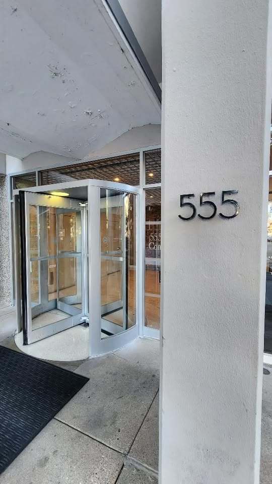555 W Cornelia Avenue 1301 - Photo 2