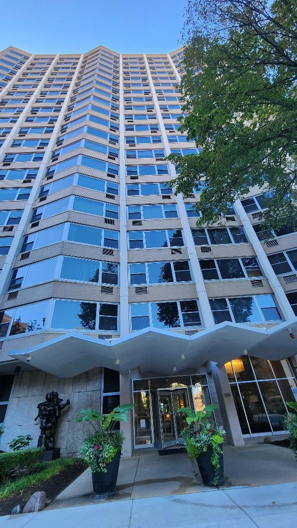 555 W Cornelia Avenue 1301