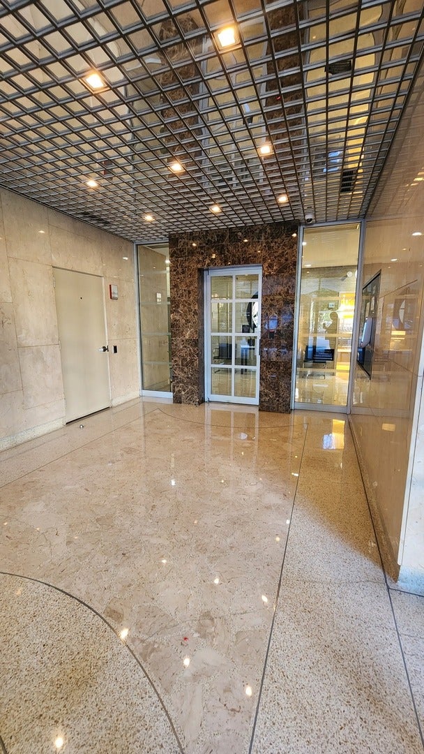 555 W Cornelia Avenue 1301 - Photo 4