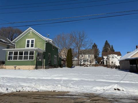 Photo of 816 W Pleasant Street, Freeport, IL 61032 (MLS # 12529393)