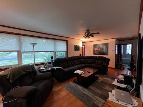 Tiny photo for 406 N Prospect Manor Avenue, Mount Prospect, IL 60056 (MLS # 12572866)