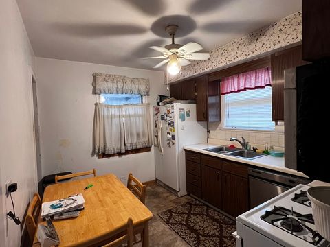 Tiny photo for 406 N Prospect Manor Avenue, Mount Prospect, IL 60056 (MLS # 12572866)