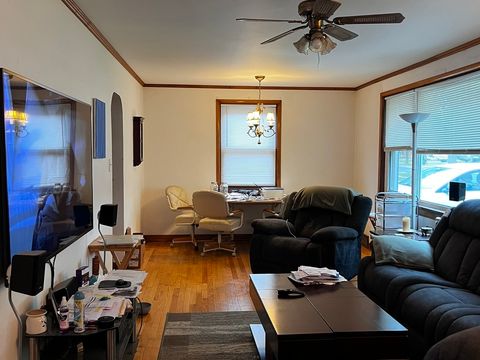 Tiny photo for 406 N Prospect Manor Avenue, Mount Prospect, IL 60056 (MLS # 12572866)