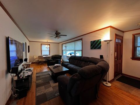 Tiny photo for 406 N Prospect Manor Avenue, Mount Prospect, IL 60056 (MLS # 12572866)