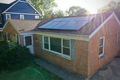 Tiny photo for 406 N Prospect Manor Avenue, Mount Prospect, IL 60056 (MLS # 12572866)