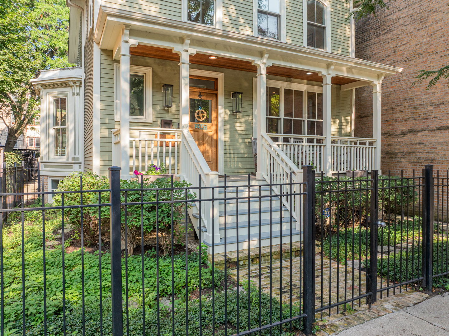 2347 N Geneva Terrace
