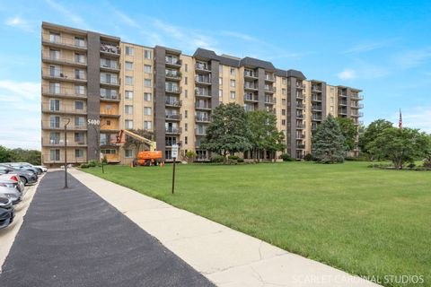 Photo of 5400 Walnut Avenue #805, Downers Grove, IL 60515 (MLS # 12595370)