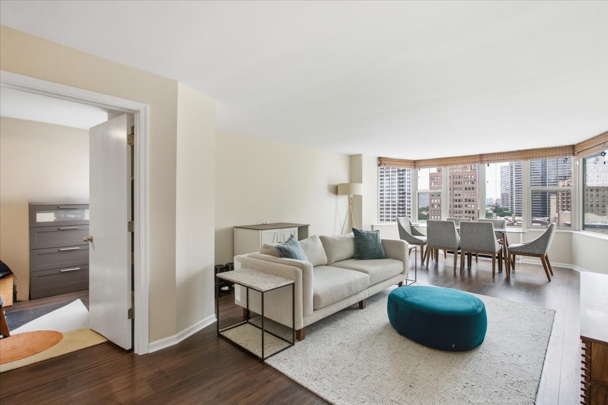 525 W Hawthorne Place 1002