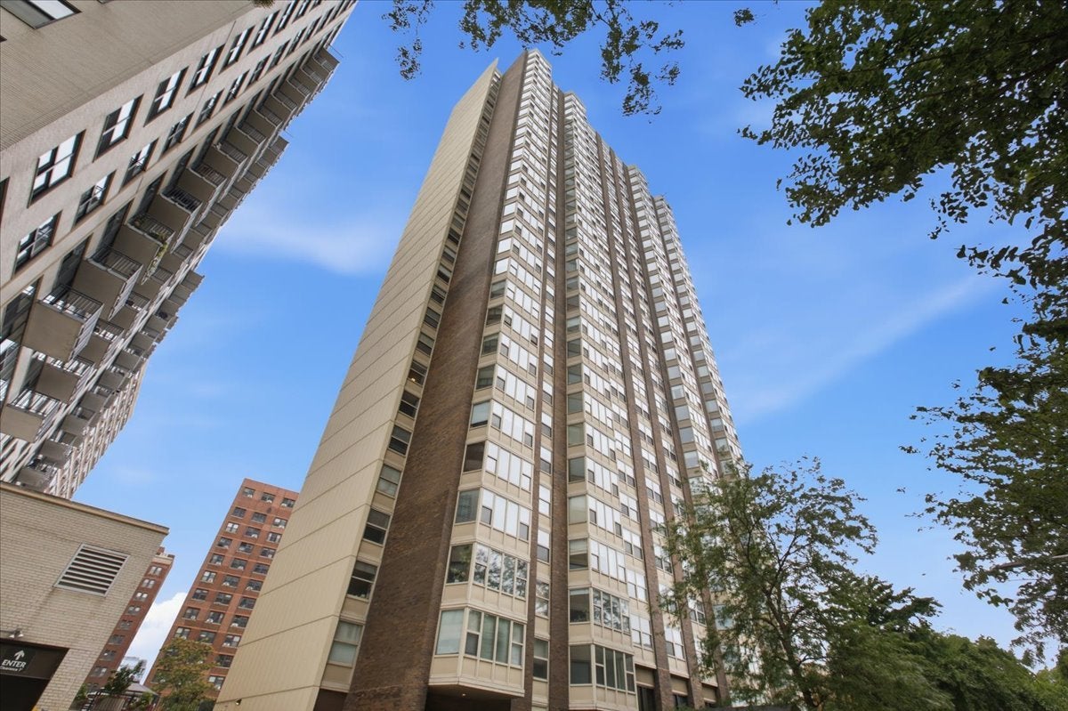 525 W Hawthorne Place 1002