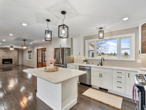 Tiny photo for 5826 Lillie Avenue, Davenport, IA 52806 (MLS # 100000321)