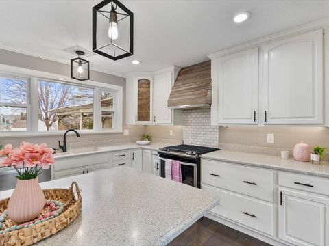 Tiny photo for 5826 Lillie Avenue, Davenport, IA 52806 (MLS # 100000321)